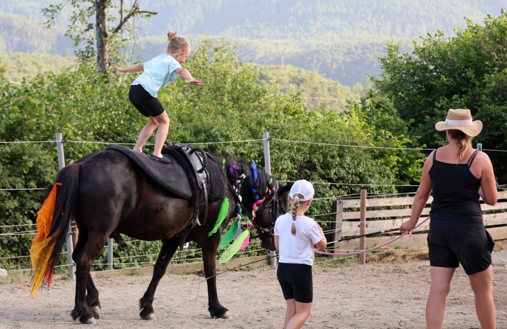 Voltigieren – Kind auf Pferd